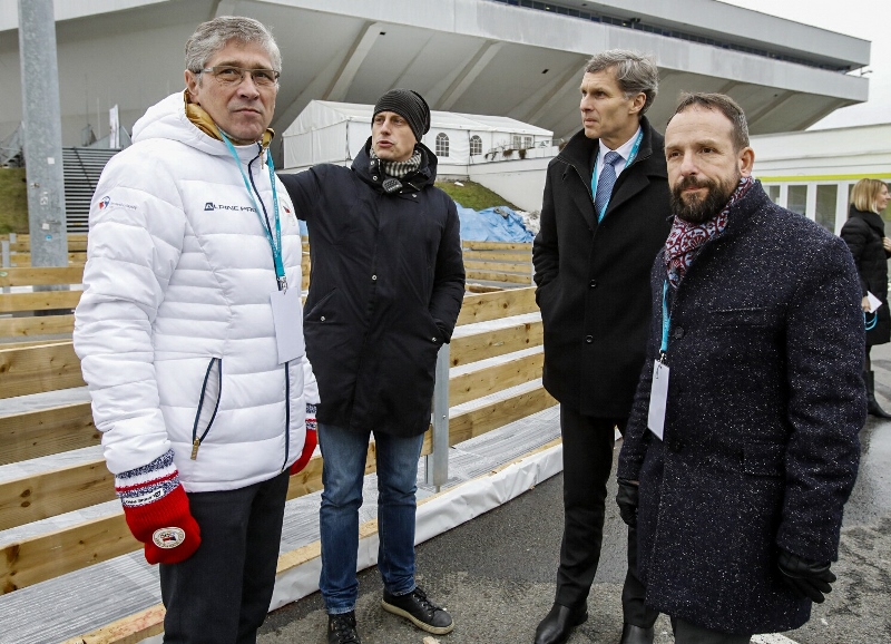 Primátor Tomáš Macura (vpravo) s předsedou ČOV Jiřím Kejvalem (druhý zprava) a hejtmanem Ivo Vondrákem (vlevo) si prohlédli areál Olympijského festivalu. Foto: Jiří Zerzoň